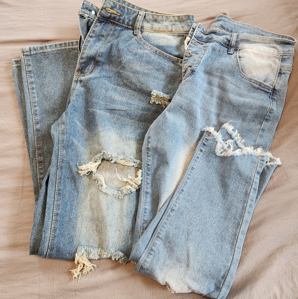 LOT of 2 pairs of jeans.